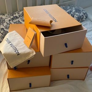Louis Vuitton box + shoe bag + black new Shoelaces